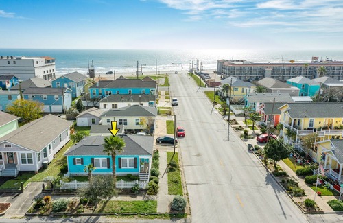 San Jacinto House | Home 2 Blocks from the Beach w/Small Porch, Washer/Dryer, A/C, 2 Bikes - Dogs OK