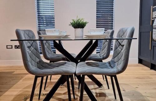 Reading Apartment | Home at Highgrove - Private Garden & Parking