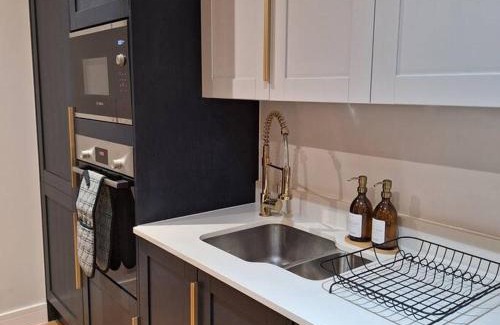 Reading Apartment | Home at Highgrove - Private Garden & Parking