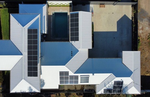 Yarrawonga House | Home at Hogans. Overlooking Lake Mulwala. Boat parking and your own private swimming pool