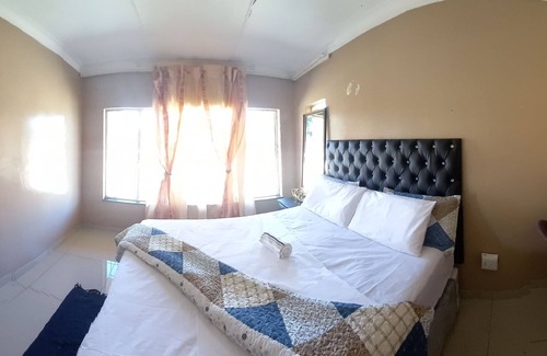 Greater Johannesburg Metropolitan Area House | Home away from home close to shopping centre