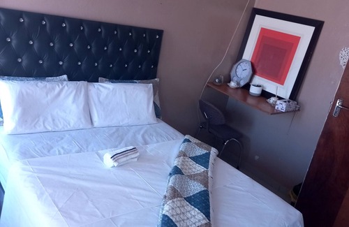 Greater Johannesburg Metropolitan Area House | Home away from home close to shopping centre