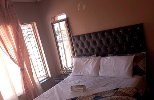 Greater Johannesburg Metropolitan Area House | Home away from home close to shopping centre