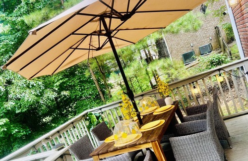McCalla House | Home away from home! 2 mins to Million dollar Lake. Short distance 2 game time!