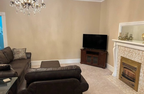 Blakely House | Home away from home Classic 4BR 2.5BR