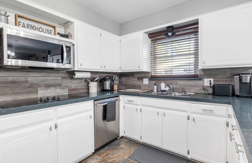 Shawnee House | Home away from home in Shawnee, 3 bed, 2 bath and full of charm!