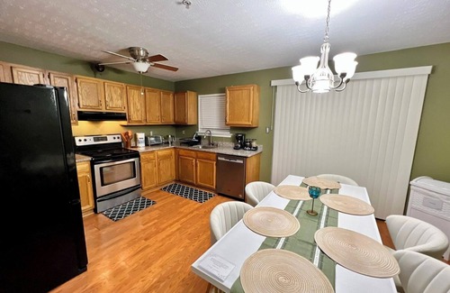 Elkton House | Home Away from Home - Local Shops, Restaurants & Grocery stores within 4 miles!