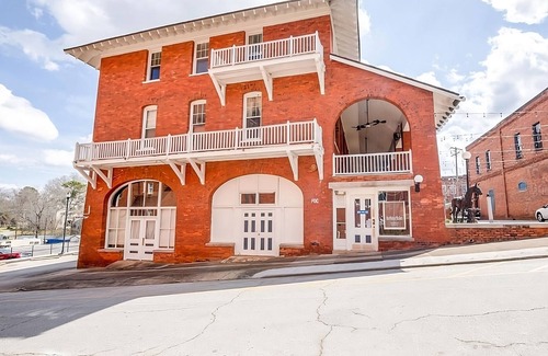 Abbeville House | Home Away from Home! Relaxing Stay with FREE Parking and FREE Breakfast!