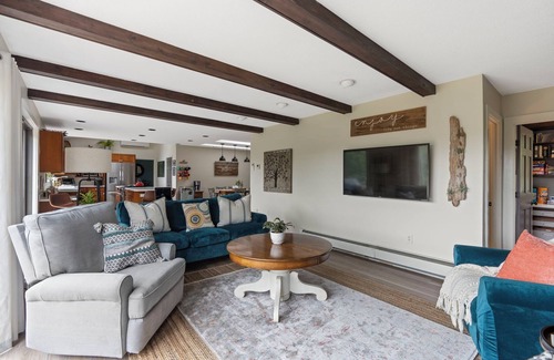 Oxford House | Home Away from Home with Mountain Views over Oxford Hills
