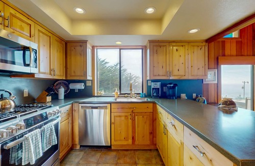 Manchester House | Home close to ocean with private hot tub and gorgeous deck