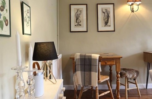 Moreton-in-Marsh Cottage | HOME FARM COTTAGE, pet friendly in Barton-On-The-Heath