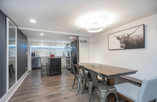 Antioch House | Home for 10 close to BNA & DOWNTOWN Nashville KING bed FENCED Patio BAR & Yard