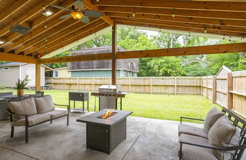 Antioch House | Home for 10 King bed Fenced Porch with Bar minutes from Downtown Nashville & BNA