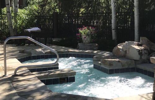 Edwards House | Home for 22, Ski Shuttle, Hot Tub, Pool, Dog OK Tennis/Pickleball/Pool Table