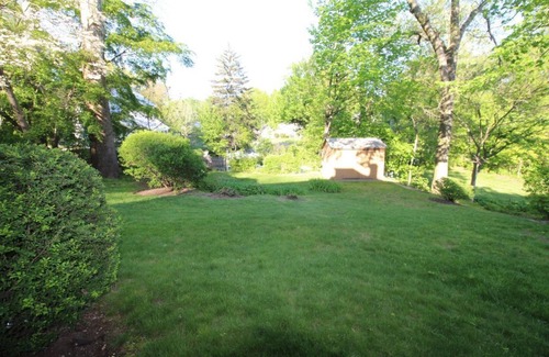Darien House | Home for the Holidays near Weed Beach & Pear Tree, Noroton Heights train