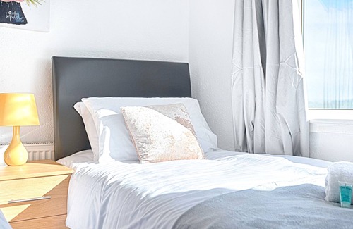 Landore House | Home from home 4 bed house in central Swansea