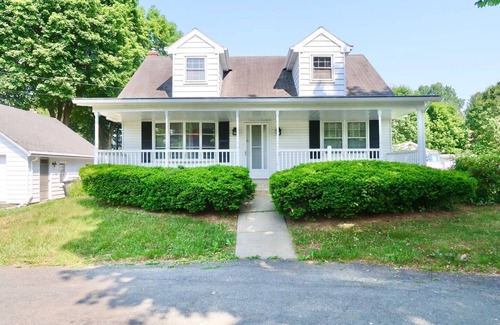 Butztown House | Home in Allentown | LVIA Airport | 3 Bedroomnn