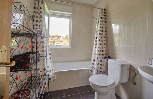 Ribamontan al Monte House | Home in Cubas · 4 bedrooms · 6 beds · 3 baths
