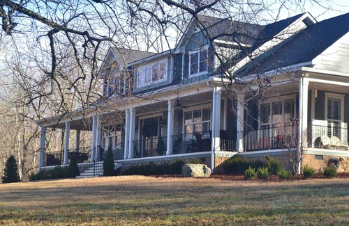 Dickson House | Home in private country setting within 35 minutes of downtown Nashville. After a day in the city, come home to a peaceful oasis.