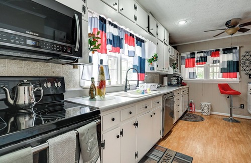 Temple House | Home in Temple w/ Screened Porch + Gas Fireplace!