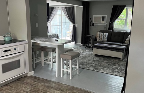 Alexandria House | Home in the Center of the City!