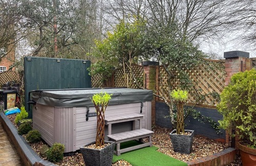 Pershore House | Home in The Vale of Evesham with Hot Tub