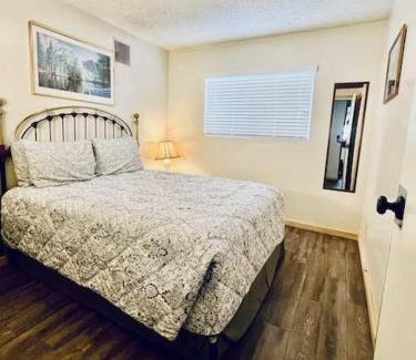 Yosemite West House | Home in Yosemite-Brookside Cottage-Sleeps 10