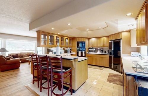 Upper Kingsbury House | Home minutes to lodge & lifts with private hot tub & fireplace, sleeps 8