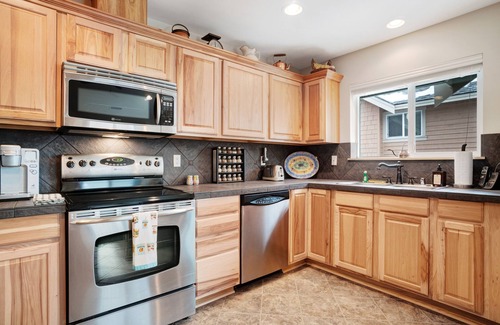 Ronald House | Home near Suncadia with a wood-burning fireplace & furnished deck