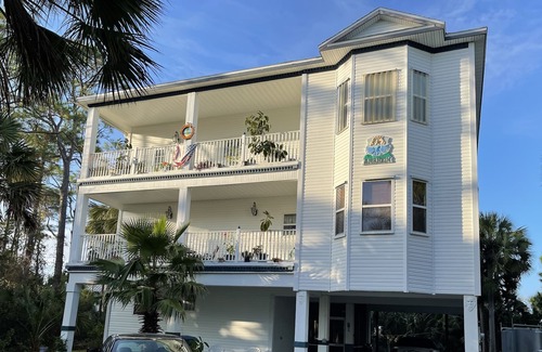 East End House | Home on St. George Island 2 blocks to the beach!