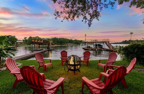 Enchanted Oaks House | Home ON the lake w/dock, gameroom/firepit. 2 FULL bath, 2 KING beds