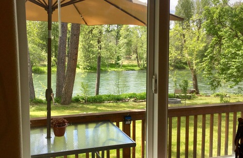 Trail House | "Home on The Rogue" - Gateway to Crater Lake!