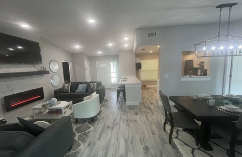 Seminole House | HOME SWEET HOME!☀️ HUGE HOT TUB. HEATED POOL! 7 miles to beach 4BD 2BA updated!