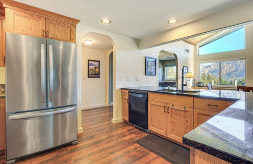Stevenson House | Home w/Mtn Views & Hot Tub in Stevenson!