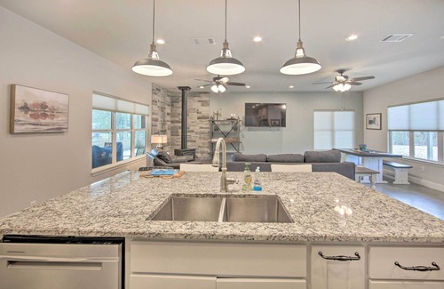 Hemphill House | Home w/Screened Porch - Near Toledo Bend Lake!