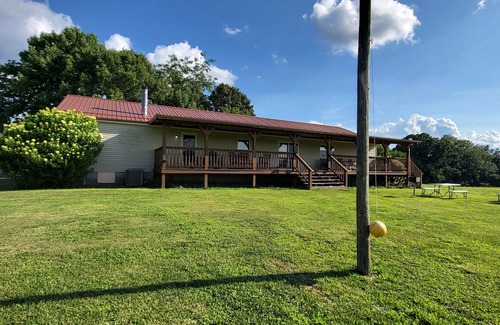 Hardin County House | Home with HOT TUB by Garden of the Gods in Shawnee National Forest.
