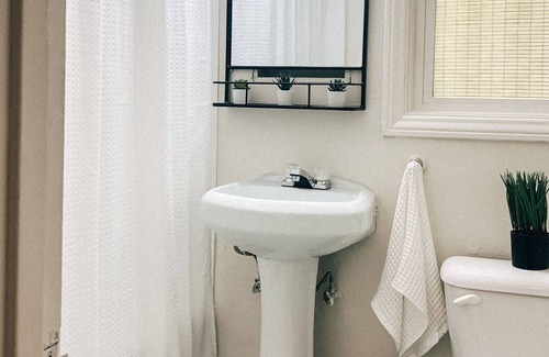 Little Italy Cottage | Home-y Cottage In The Heart of Little Italy