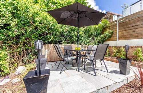 Caterham House | Homely and Cosy House - Access to Central London