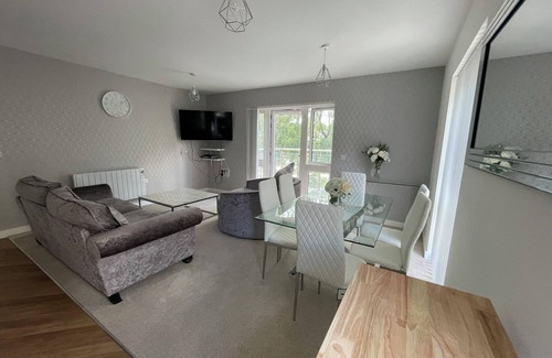 Hemel Hempstead Apartment | Homely Apartment With Elegant Touch, Including Balcony for Nature Views