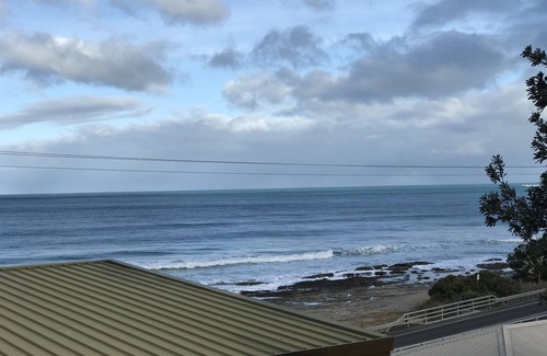Lorne House | Homely Beach House - Direct Beach Access