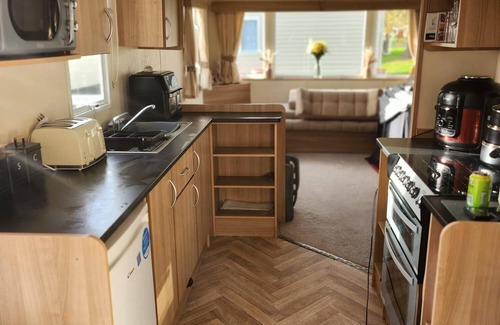 Clacton-on-Sea House | Homely caravan with decking at Valley Farm Holiday Park, sleeps 8 ref 46713V