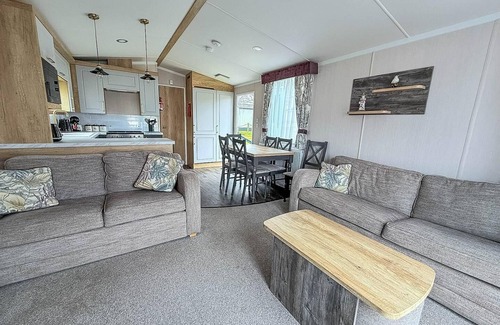 Oulton Broad House | Homely caravan with decking and free WiFi in Lowestoft ref 12097B
