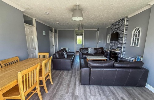 Oulton Broad Ski Chalet | Homely chalet on a Brilliant holiday park in Lowestoft ref 12004B