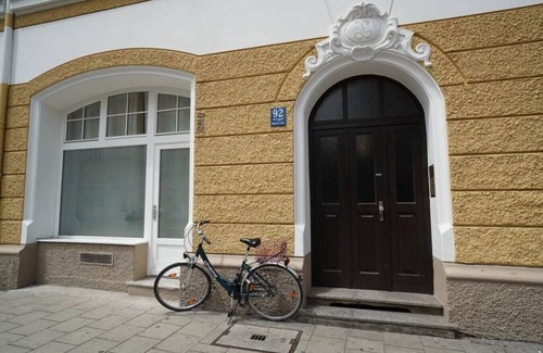 Obergiesing Apartment | Homely Stay Studio3 - with historical mural