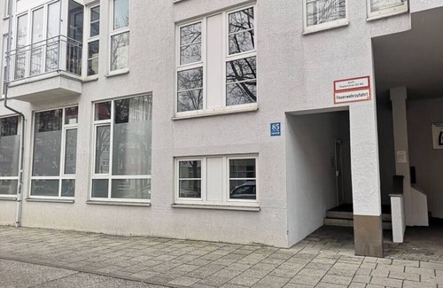 Sendlinger Feld Apartment | Homely Stay Studio9 - View to the green courtyard