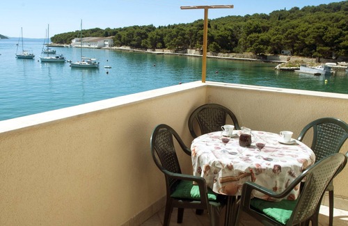Prvic Luka Apartment | Homerez - 1 m away from the beach! Nice appartement for 4 ppl. at Prvić Luka