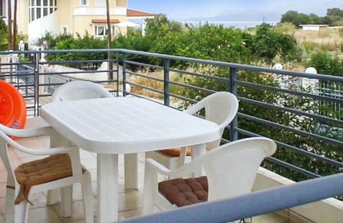Kato Diminio House | Homerez - 100 m away from the beach! Nice house for 6 ppl. at Kato Diminio