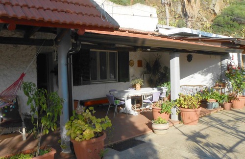 Taureana House | Homerez - 100 m from the beach! Beautiful house for 3 pers. with sea view in Palmi