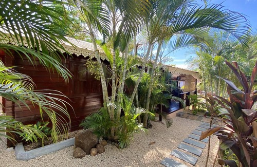 Albion House | Homerez - 100m from the beach! House for 3 people with pool access