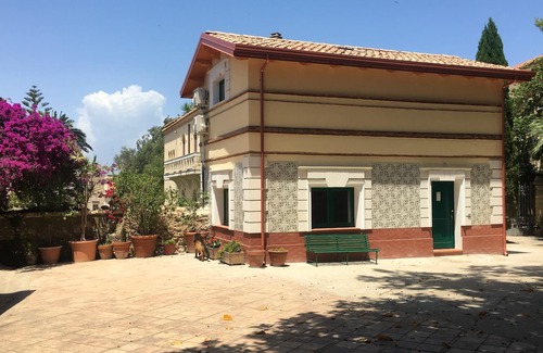 Crotone House | Homerez - 150 m away from the beach! House for 4 ppl. with garden at Crotone